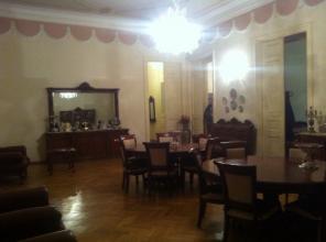 Продается 5-комнатная квартира в центре Тбилиси