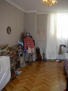 Срочно продается частный дом на Сабуртало в 180 метрах от улицы Нуцубидзе.
