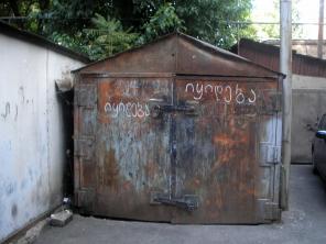 Продается железный гараж около метро Марджанишвили площадью 18кв.м.цена 10000$