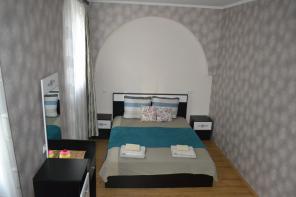 Сдается посуточно комфортабельная 2 комнатная в Старом Тбилиси-Авлабарский район.  Вмещает до 4 человек