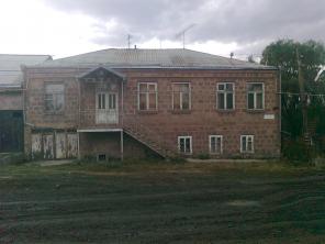 Продаю 2 этажный дом в Ахалкалаки или меняю на 3 комнатную квартиру в Ереване.